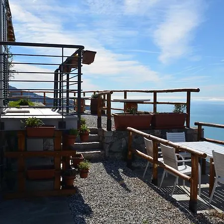 Cade Ventu 3* Vernazza